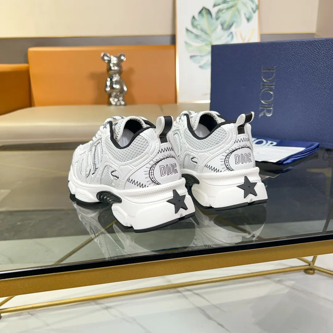 Men's Men's Shoes 💰500 [New Style] 🛠️🛠️Dior-Dior Chrono sneakers are a new product in the 2024 autumn ready-to-wear series, reinterpreting running shoes in Dior's high-end style. Crafted from beige mesh with laminated leather-effect panels in gold and silver tones, it's highlighted by CD logos on the sides, a star patch on the tongue and a Dior logo on the heel. Featuring tri-color laces, a lightweight sole and star embellishments for a casual look for any season. Size: Female size 35-41 (Female size 41 and 42 can be customized) Male size 39-44 (45/46 can be customized) Color: white, pink, gold, silver, black